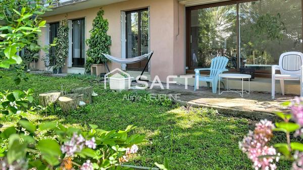 Lumineux appartement en RDC avec jardin privatif 100 m2 et stationnements, proche Loire.
