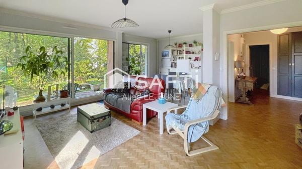 Lumineux appartement en RDC avec jardin privatif 100 m2 et stationnements, proche Loire.