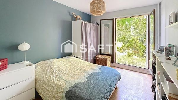 Lumineux appartement en RDC avec jardin privatif 100 m2 et stationnements, proche Loire.