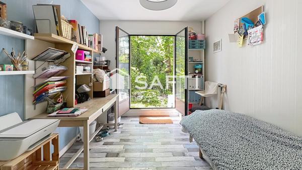 Lumineux appartement en RDC avec jardin privatif 100 m2 et stationnements, proche Loire.