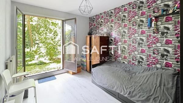 Lumineux appartement en RDC avec jardin privatif 100 m2 et stationnements, proche Loire.