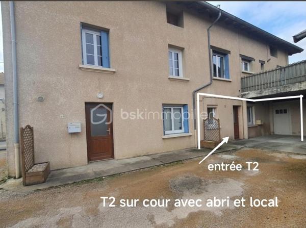 Coquet appartement refait totalement à NEUF comprenant 1 chambre, 1 cuisine/séjour , 1 salle d'eau avec toilettes.
La cuisine est équipée avec plaque , hotte, lave vaisselle, meuble four, caisson frigo, meuble haut, meuble colonne .
Tout est neuf.
Ce logement dispose également d'un petit extérieur en guise de terrasse ou de stationnement de sa voiture
Une remise est également comprise avec le logement.