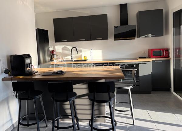 Coup de cœur à Seyssel.

Dans un quartier calme et recherché de Seyssel, venez découvrir cet appartement T3 situé au premier étage avec ascenseur, bénéficiant d'une belle luminosité et d'une grande terrasse offrant un espace extérieur généreux, idéal pour profiter du cadre de vie savoyard tout au long de l'année.

Le séjour accueille une cuisine entièrement équipée et ouvre directement sur la terrasse, créant un véritable prolongement de l'espace de vie vers l'extérieur. L'espace nuit comprend deux chambres et une salle de bains.

Vous profitez d'un cadre de vie pratique et agréable : commerces de proximité à quelques minutes à pied (boulangerie, boucherie, pharmacie) et écoles à proximité immédiate.
Le centre-ville de Seyssel, ses berges du Rhône et ses commerces, avec un accès rapide vers Annecy, Genève et Bellegarde-sur-Valserine.

Côté stationnement, l'appartement dispose d'un garage privatif, un véritable atout pour se garer en toute tranquillité et disposer d'un espace de rangement supplémentaire.

Un appartement lumineux, extérieur généreux et bien situé, pour profiter pleinement du cadre de vie seysselan.