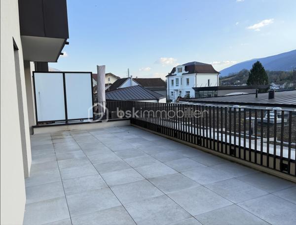 Coup de cœur à Seyssel.

Dans un quartier calme et recherché de Seyssel, venez découvrir cet appartement T3 situé au premier étage avec ascenseur, bénéficiant d'une belle luminosité et d'une grande terrasse offrant un espace extérieur généreux, idéal pour profiter du cadre de vie savoyard tout au long de l'année.

Le séjour accueille une cuisine entièrement équipée et ouvre directement sur la terrasse, créant un véritable prolongement de l'espace de vie vers l'extérieur. L'espace nuit comprend deux chambres et une salle de bains.

Vous profitez d'un cadre de vie pratique et agréable : commerces de proximité à quelques minutes à pied (boulangerie, boucherie, pharmacie) et écoles à proximité immédiate.
Le centre-ville de Seyssel, ses berges du Rhône et ses commerces, avec un accès rapide vers Annecy, Genève et Bellegarde-sur-Valserine.

Côté stationnement, l'appartement dispose d'un garage privatif, un véritable atout pour se garer en toute tranquillité et disposer d'un espace de rangement supplémentaire.

Un appartement lumineux, extérieur généreux et bien situé, pour profiter pleinement du cadre de vie seysselan.