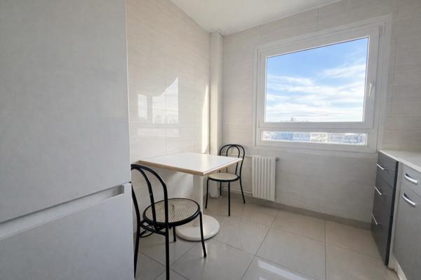 Paris (75018) F3 de 51 m² avec box, cave et vue incroyable –Fort potentiel