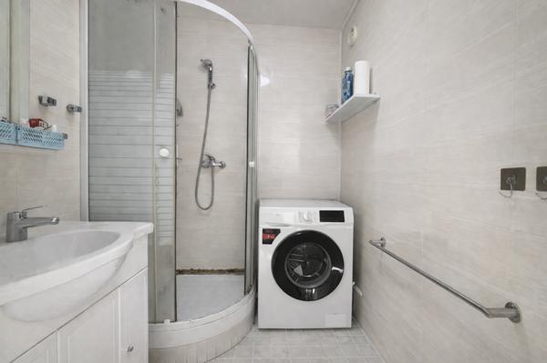 Paris (75018) F3 de 51 m² avec box, cave et vue incroyable –Fort potentiel