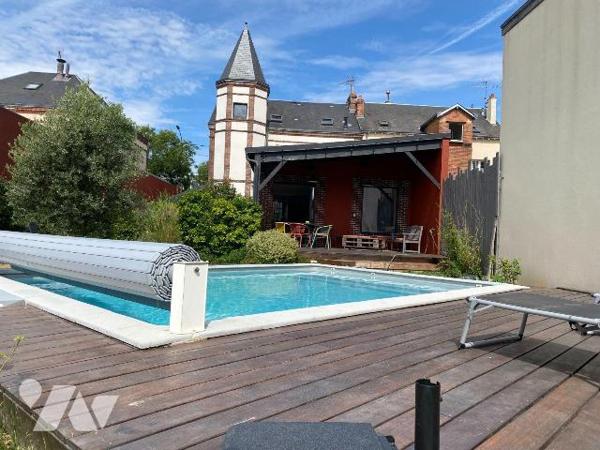 LUISANT, très belle rénovation pour cette maison de ville du 19è sur 3 niveaux composée de :
G...