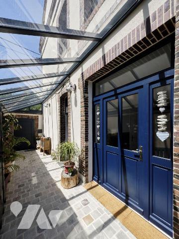 LUISANT, très belle rénovation pour cette maison de ville du 19è sur 3 niveaux composée de :
G...