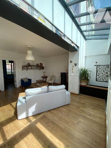 LUISANT, très belle rénovation pour cette maison de ville du 19è sur 3 niveaux composée de :
G...