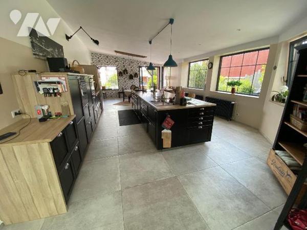 LUISANT, très belle rénovation pour cette maison de ville du 19è sur 3 niveaux composée de :
G...