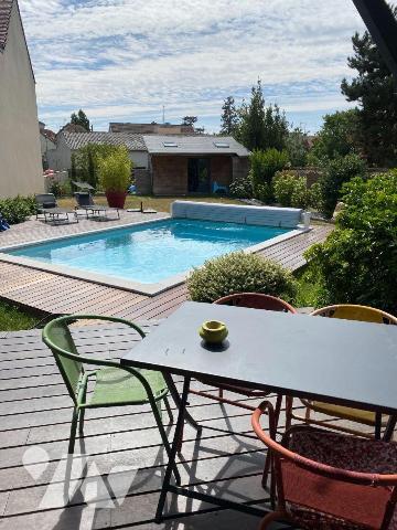 LUISANT, très belle rénovation pour cette maison de ville du 19è sur 3 niveaux composée de :
G...