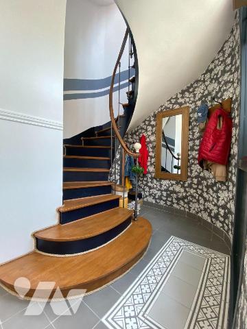 LUISANT, très belle rénovation pour cette maison de ville du 19è sur 3 niveaux composée de :
G...