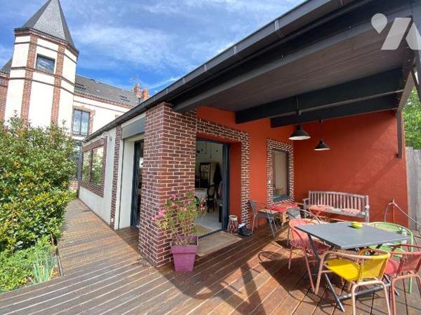 LUISANT, très belle rénovation pour cette maison de ville du 19è sur 3 niveaux composée de :
G...