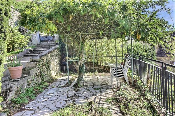 EPERNON MAISON GARE A PIED AVEC GRAND TERRAIN 3 CHAMBRES.