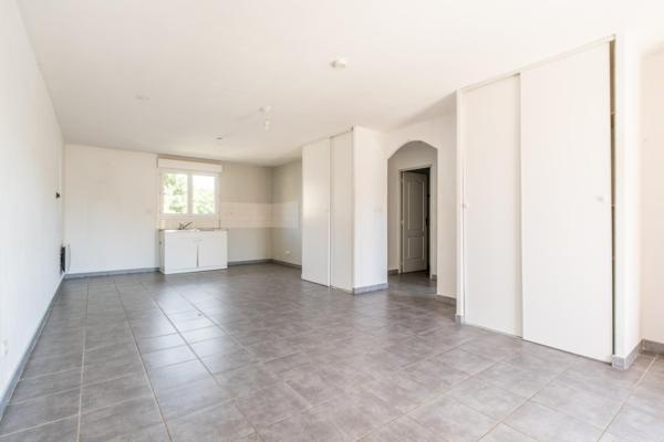 Au cœur de MORESTEL, APPARTEMENT T3 de 61 m² au 1er ét d'une petite  Résidence de 2008 avec Parking