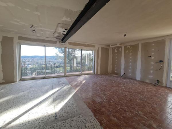 Maison entièrement rénovée avec Vue dégagée et grand terrain