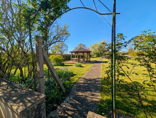 Propriété avec hangar et 4 800 m² de terrain