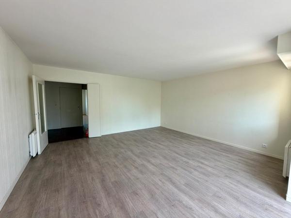 LAVAL – Rive Droite | Résidence Les Charmilles | Appartement T4 de 99 m² avec ascenseur, parking et parc privé