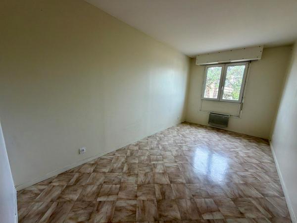 LAVAL – Rive Droite | Résidence Les Charmilles | Appartement T4 de 99 m² avec ascenseur, parking et parc privé