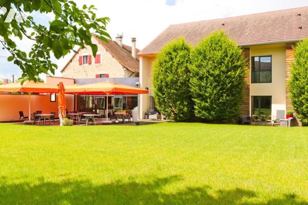 Hotel restaurant sur la commune de COURLANS .