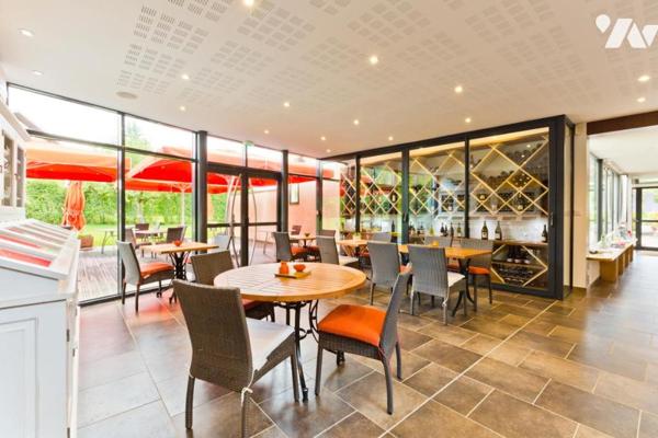 Hotel restaurant sur la commune de COURLANS .