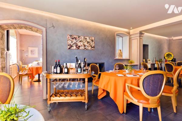 Hotel restaurant sur la commune de COURLANS .