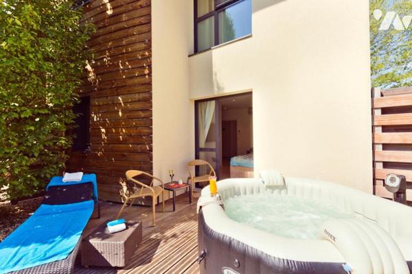 Hotel restaurant sur la commune de COURLANS .