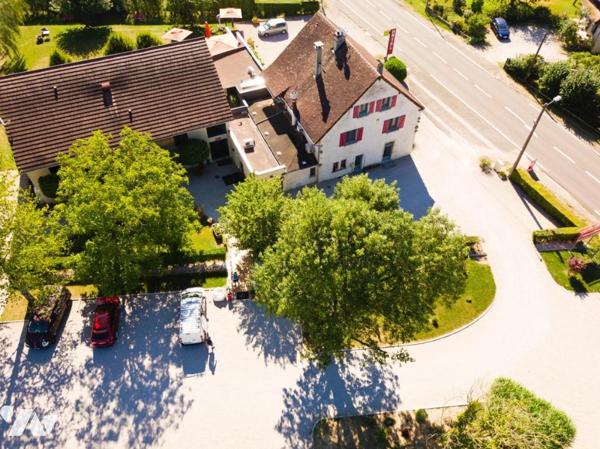 Hotel restaurant sur la commune de COURLANS .
