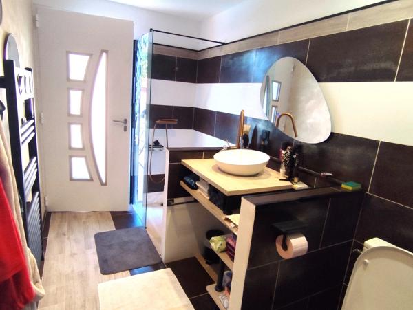 VILLA 9 pièces de 186m² + garage , piscine ..à SAINT MAXIMIN LA SAINTE BAUME (VAR- 83) / 834m² de terrain clos