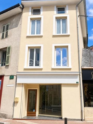 Située en plein cœur de Vinay (38470), cette maison de village d'environ 97 m² offre un fort potentiel pour un projet mixte habitation/commerce.

Le rez-de-chaussée est composé d'un local commercial avec vitrine sur rue. À noter que la destination commerciale ne peut pas être modifiée.

Agencement

Rez-de-chaussée :

Local commercial avec vitrine
Cave en sous-sol

1er étage :

Grande pièce de vie lumineuse avec cuisine ouverte et salon

2ème étage :

Une chambre
Salle de bains
WC indépendant

Combles aménagés :

Une deuxième chambre
Les + du bien
✅ Toiture entièrement refaite en 2024
✅ Isolation des combles réalisée en 2025
✅ Fenêtres et Velux neufs
✅ Fibre optique installée
✅ Cave
✅ Belle luminosité
✅ Idéal pour une activité commerciale avec logement au-dessus

Les travaux récents (toiture, isolation et menuiseries) permettent de bénéficier d'un bien déjà largement rénové sur les postes les plus importants.

Information importante : Afin de permettre aux acquéreurs de mieux se projeter, certaines photos meublées ont été réalisées grâce à l'intelligence artificielle (home staging virtuel). Les photos non meublées représentent l'état réel des pièces.

Pour plus d'informations ou pour organiser une visite, n'hésitez pas à me contacter.