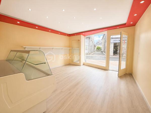 Située en plein cœur de Vinay (38470), cette maison de village d'environ 97 m² offre un fort potentiel pour un projet mixte habitation/commerce.

Le rez-de-chaussée est composé d'un local commercial avec vitrine sur rue. À noter que la destination commerciale ne peut pas être modifiée.

Agencement

Rez-de-chaussée :

Local commercial avec vitrine
Cave en sous-sol

1er étage :

Grande pièce de vie lumineuse avec cuisine ouverte et salon

2ème étage :

Une chambre
Salle de bains
WC indépendant

Combles aménagés :

Une deuxième chambre
Les + du bien
✅ Toiture entièrement refaite en 2024
✅ Isolation des combles réalisée en 2025
✅ Fenêtres et Velux neufs
✅ Fibre optique installée
✅ Cave
✅ Belle luminosité
✅ Idéal pour une activité commerciale avec logement au-dessus

Les travaux récents (toiture, isolation et menuiseries) permettent de bénéficier d'un bien déjà largement rénové sur les postes les plus importants.

Information importante : Afin de permettre aux acquéreurs de mieux se projeter, certaines photos meublées ont été réalisées grâce à l'intelligence artificielle (home staging virtuel). Les photos non meublées représentent l'état réel des pièces.

Pour plus d'informations ou pour organiser une visite, n'hésitez pas à me contacter.