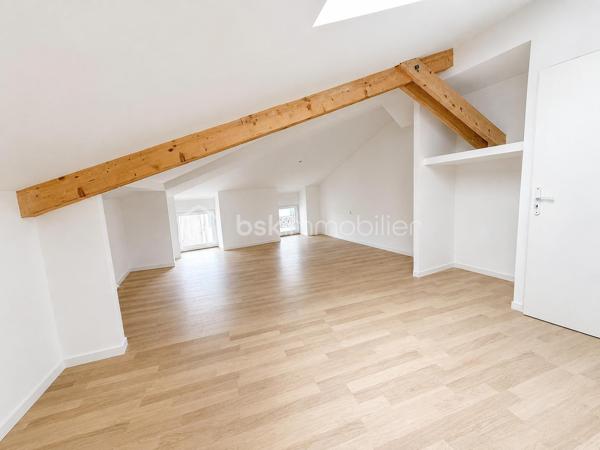 Située en plein cœur de Vinay (38470), cette maison de village d'environ 97 m² offre un fort potentiel pour un projet mixte habitation/commerce.

Le rez-de-chaussée est composé d'un local commercial avec vitrine sur rue. À noter que la destination commerciale ne peut pas être modifiée.

Agencement

Rez-de-chaussée :

Local commercial avec vitrine
Cave en sous-sol

1er étage :

Grande pièce de vie lumineuse avec cuisine ouverte et salon

2ème étage :

Une chambre
Salle de bains
WC indépendant

Combles aménagés :

Une deuxième chambre
Les + du bien
✅ Toiture entièrement refaite en 2024
✅ Isolation des combles réalisée en 2025
✅ Fenêtres et Velux neufs
✅ Fibre optique installée
✅ Cave
✅ Belle luminosité
✅ Idéal pour une activité commerciale avec logement au-dessus

Les travaux récents (toiture, isolation et menuiseries) permettent de bénéficier d'un bien déjà largement rénové sur les postes les plus importants.

Information importante : Afin de permettre aux acquéreurs de mieux se projeter, certaines photos meublées ont été réalisées grâce à l'intelligence artificielle (home staging virtuel). Les photos non meublées représentent l'état réel des pièces.

Pour plus d'informations ou pour organiser une visite, n'hésitez pas à me contacter.