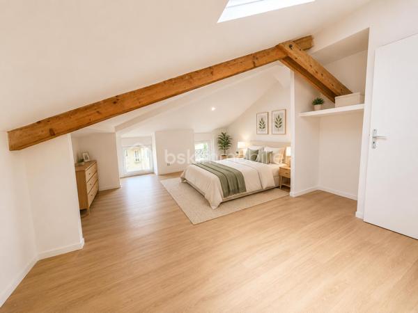 Située en plein cœur de Vinay (38470), cette maison de village d'environ 97 m² offre un fort potentiel pour un projet mixte habitation/commerce.

Le rez-de-chaussée est composé d'un local commercial avec vitrine sur rue. À noter que la destination commerciale ne peut pas être modifiée.

Agencement

Rez-de-chaussée :

Local commercial avec vitrine
Cave en sous-sol

1er étage :

Grande pièce de vie lumineuse avec cuisine ouverte et salon

2ème étage :

Une chambre
Salle de bains
WC indépendant

Combles aménagés :

Une deuxième chambre
Les + du bien
✅ Toiture entièrement refaite en 2024
✅ Isolation des combles réalisée en 2025
✅ Fenêtres et Velux neufs
✅ Fibre optique installée
✅ Cave
✅ Belle luminosité
✅ Idéal pour une activité commerciale avec logement au-dessus

Les travaux récents (toiture, isolation et menuiseries) permettent de bénéficier d'un bien déjà largement rénové sur les postes les plus importants.

Information importante : Afin de permettre aux acquéreurs de mieux se projeter, certaines photos meublées ont été réalisées grâce à l'intelligence artificielle (home staging virtuel). Les photos non meublées représentent l'état réel des pièces.

Pour plus d'informations ou pour organiser une visite, n'hésitez pas à me contacter.