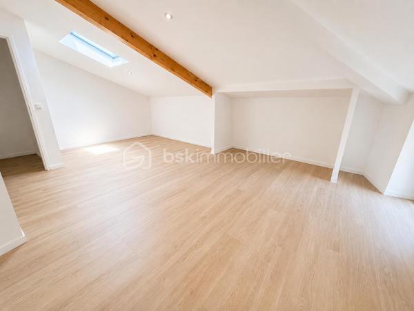Située en plein cœur de Vinay (38470), cette maison de village d'environ 97 m² offre un fort potentiel pour un projet mixte habitation/commerce.

Le rez-de-chaussée est composé d'un local commercial avec vitrine sur rue. À noter que la destination commerciale ne peut pas être modifiée.

Agencement

Rez-de-chaussée :

Local commercial avec vitrine
Cave en sous-sol

1er étage :

Grande pièce de vie lumineuse avec cuisine ouverte et salon

2ème étage :

Une chambre
Salle de bains
WC indépendant

Combles aménagés :

Une deuxième chambre
Les + du bien
✅ Toiture entièrement refaite en 2024
✅ Isolation des combles réalisée en 2025
✅ Fenêtres et Velux neufs
✅ Fibre optique installée
✅ Cave
✅ Belle luminosité
✅ Idéal pour une activité commerciale avec logement au-dessus

Les travaux récents (toiture, isolation et menuiseries) permettent de bénéficier d'un bien déjà largement rénové sur les postes les plus importants.

Information importante : Afin de permettre aux acquéreurs de mieux se projeter, certaines photos meublées ont été réalisées grâce à l'intelligence artificielle (home staging virtuel). Les photos non meublées représentent l'état réel des pièces.

Pour plus d'informations ou pour organiser une visite, n'hésitez pas à me contacter.