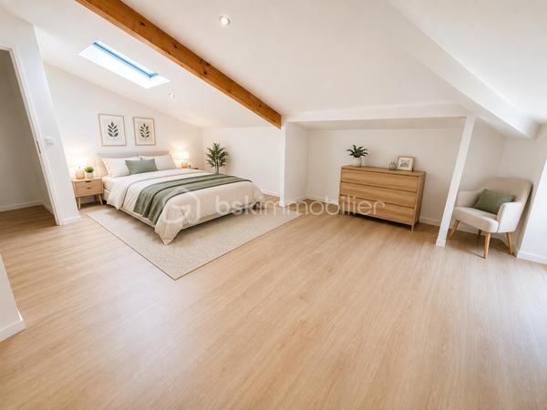 Située en plein cœur de Vinay (38470), cette maison de village d'environ 97 m² offre un fort potentiel pour un projet mixte habitation/commerce.

Le rez-de-chaussée est composé d'un local commercial avec vitrine sur rue. À noter que la destination commerciale ne peut pas être modifiée.

Agencement

Rez-de-chaussée :

Local commercial avec vitrine
Cave en sous-sol

1er étage :

Grande pièce de vie lumineuse avec cuisine ouverte et salon

2ème étage :

Une chambre
Salle de bains
WC indépendant

Combles aménagés :

Une deuxième chambre
Les + du bien
✅ Toiture entièrement refaite en 2024
✅ Isolation des combles réalisée en 2025
✅ Fenêtres et Velux neufs
✅ Fibre optique installée
✅ Cave
✅ Belle luminosité
✅ Idéal pour une activité commerciale avec logement au-dessus

Les travaux récents (toiture, isolation et menuiseries) permettent de bénéficier d'un bien déjà largement rénové sur les postes les plus importants.

Information importante : Afin de permettre aux acquéreurs de mieux se projeter, certaines photos meublées ont été réalisées grâce à l'intelligence artificielle (home staging virtuel). Les photos non meublées représentent l'état réel des pièces.

Pour plus d'informations ou pour organiser une visite, n'hésitez pas à me contacter.