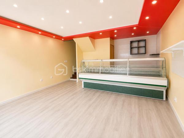 Située en plein cœur de Vinay (38470), cette maison de village d'environ 97 m² offre un fort potentiel pour un projet mixte habitation/commerce.

Le rez-de-chaussée est composé d'un local commercial avec vitrine sur rue. À noter que la destination commerciale ne peut pas être modifiée.

Agencement

Rez-de-chaussée :

Local commercial avec vitrine
Cave en sous-sol

1er étage :

Grande pièce de vie lumineuse avec cuisine ouverte et salon

2ème étage :

Une chambre
Salle de bains
WC indépendant

Combles aménagés :

Une deuxième chambre
Les + du bien
✅ Toiture entièrement refaite en 2024
✅ Isolation des combles réalisée en 2025
✅ Fenêtres et Velux neufs
✅ Fibre optique installée
✅ Cave
✅ Belle luminosité
✅ Idéal pour une activité commerciale avec logement au-dessus

Les travaux récents (toiture, isolation et menuiseries) permettent de bénéficier d'un bien déjà largement rénové sur les postes les plus importants.

Information importante : Afin de permettre aux acquéreurs de mieux se projeter, certaines photos meublées ont été réalisées grâce à l'intelligence artificielle (home staging virtuel). Les photos non meublées représentent l'état réel des pièces.

Pour plus d'informations ou pour organiser une visite, n'hésitez pas à me contacter.