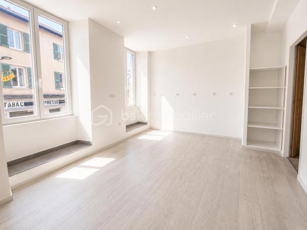 Située en plein cœur de Vinay (38470), cette maison de village d'environ 97 m² offre un fort potentiel pour un projet mixte habitation/commerce.

Le rez-de-chaussée est composé d'un local commercial avec vitrine sur rue. À noter que la destination commerciale ne peut pas être modifiée.

Agencement

Rez-de-chaussée :

Local commercial avec vitrine
Cave en sous-sol

1er étage :

Grande pièce de vie lumineuse avec cuisine ouverte et salon

2ème étage :

Une chambre
Salle de bains
WC indépendant

Combles aménagés :

Une deuxième chambre
Les + du bien
✅ Toiture entièrement refaite en 2024
✅ Isolation des combles réalisée en 2025
✅ Fenêtres et Velux neufs
✅ Fibre optique installée
✅ Cave
✅ Belle luminosité
✅ Idéal pour une activité commerciale avec logement au-dessus

Les travaux récents (toiture, isolation et menuiseries) permettent de bénéficier d'un bien déjà largement rénové sur les postes les plus importants.

Information importante : Afin de permettre aux acquéreurs de mieux se projeter, certaines photos meublées ont été réalisées grâce à l'intelligence artificielle (home staging virtuel). Les photos non meublées représentent l'état réel des pièces.

Pour plus d'informations ou pour organiser une visite, n'hésitez pas à me contacter.