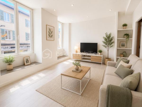 Située en plein cœur de Vinay (38470), cette maison de village d'environ 97 m² offre un fort potentiel pour un projet mixte habitation/commerce.

Le rez-de-chaussée est composé d'un local commercial avec vitrine sur rue. À noter que la destination commerciale ne peut pas être modifiée.

Agencement

Rez-de-chaussée :

Local commercial avec vitrine
Cave en sous-sol

1er étage :

Grande pièce de vie lumineuse avec cuisine ouverte et salon

2ème étage :

Une chambre
Salle de bains
WC indépendant

Combles aménagés :

Une deuxième chambre
Les + du bien
✅ Toiture entièrement refaite en 2024
✅ Isolation des combles réalisée en 2025
✅ Fenêtres et Velux neufs
✅ Fibre optique installée
✅ Cave
✅ Belle luminosité
✅ Idéal pour une activité commerciale avec logement au-dessus

Les travaux récents (toiture, isolation et menuiseries) permettent de bénéficier d'un bien déjà largement rénové sur les postes les plus importants.

Information importante : Afin de permettre aux acquéreurs de mieux se projeter, certaines photos meublées ont été réalisées grâce à l'intelligence artificielle (home staging virtuel). Les photos non meublées représentent l'état réel des pièces.

Pour plus d'informations ou pour organiser une visite, n'hésitez pas à me contacter.