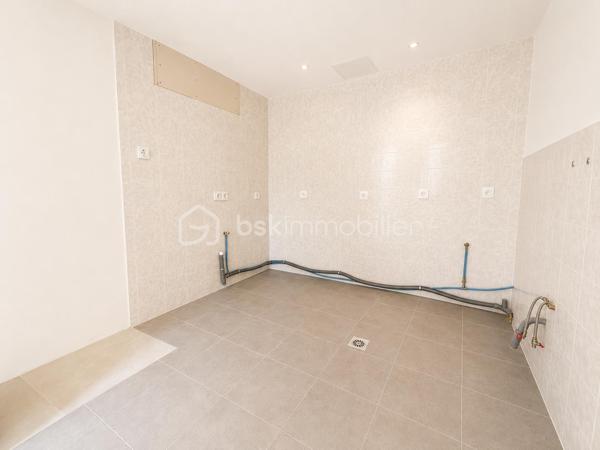 Située en plein cœur de Vinay (38470), cette maison de village d'environ 97 m² offre un fort potentiel pour un projet mixte habitation/commerce.

Le rez-de-chaussée est composé d'un local commercial avec vitrine sur rue. À noter que la destination commerciale ne peut pas être modifiée.

Agencement

Rez-de-chaussée :

Local commercial avec vitrine
Cave en sous-sol

1er étage :

Grande pièce de vie lumineuse avec cuisine ouverte et salon

2ème étage :

Une chambre
Salle de bains
WC indépendant

Combles aménagés :

Une deuxième chambre
Les + du bien
✅ Toiture entièrement refaite en 2024
✅ Isolation des combles réalisée en 2025
✅ Fenêtres et Velux neufs
✅ Fibre optique installée
✅ Cave
✅ Belle luminosité
✅ Idéal pour une activité commerciale avec logement au-dessus

Les travaux récents (toiture, isolation et menuiseries) permettent de bénéficier d'un bien déjà largement rénové sur les postes les plus importants.

Information importante : Afin de permettre aux acquéreurs de mieux se projeter, certaines photos meublées ont été réalisées grâce à l'intelligence artificielle (home staging virtuel). Les photos non meublées représentent l'état réel des pièces.

Pour plus d'informations ou pour organiser une visite, n'hésitez pas à me contacter.