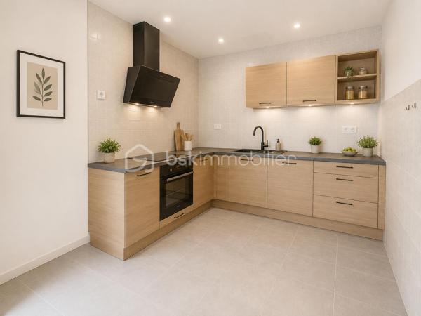 Située en plein cœur de Vinay (38470), cette maison de village d'environ 97 m² offre un fort potentiel pour un projet mixte habitation/commerce.

Le rez-de-chaussée est composé d'un local commercial avec vitrine sur rue. À noter que la destination commerciale ne peut pas être modifiée.

Agencement

Rez-de-chaussée :

Local commercial avec vitrine
Cave en sous-sol

1er étage :

Grande pièce de vie lumineuse avec cuisine ouverte et salon

2ème étage :

Une chambre
Salle de bains
WC indépendant

Combles aménagés :

Une deuxième chambre
Les + du bien
✅ Toiture entièrement refaite en 2024
✅ Isolation des combles réalisée en 2025
✅ Fenêtres et Velux neufs
✅ Fibre optique installée
✅ Cave
✅ Belle luminosité
✅ Idéal pour une activité commerciale avec logement au-dessus

Les travaux récents (toiture, isolation et menuiseries) permettent de bénéficier d'un bien déjà largement rénové sur les postes les plus importants.

Information importante : Afin de permettre aux acquéreurs de mieux se projeter, certaines photos meublées ont été réalisées grâce à l'intelligence artificielle (home staging virtuel). Les photos non meublées représentent l'état réel des pièces.

Pour plus d'informations ou pour organiser une visite, n'hésitez pas à me contacter.