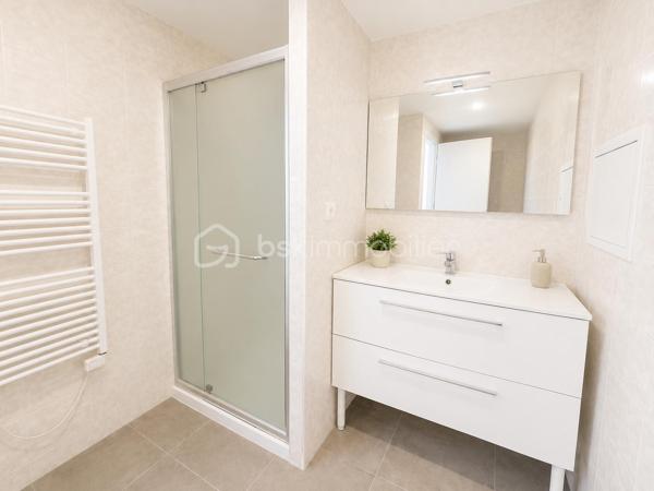 Située en plein cœur de Vinay (38470), cette maison de village d'environ 97 m² offre un fort potentiel pour un projet mixte habitation/commerce.

Le rez-de-chaussée est composé d'un local commercial avec vitrine sur rue. À noter que la destination commerciale ne peut pas être modifiée.

Agencement

Rez-de-chaussée :

Local commercial avec vitrine
Cave en sous-sol

1er étage :

Grande pièce de vie lumineuse avec cuisine ouverte et salon

2ème étage :

Une chambre
Salle de bains
WC indépendant

Combles aménagés :

Une deuxième chambre
Les + du bien
✅ Toiture entièrement refaite en 2024
✅ Isolation des combles réalisée en 2025
✅ Fenêtres et Velux neufs
✅ Fibre optique installée
✅ Cave
✅ Belle luminosité
✅ Idéal pour une activité commerciale avec logement au-dessus

Les travaux récents (toiture, isolation et menuiseries) permettent de bénéficier d'un bien déjà largement rénové sur les postes les plus importants.

Information importante : Afin de permettre aux acquéreurs de mieux se projeter, certaines photos meublées ont été réalisées grâce à l'intelligence artificielle (home staging virtuel). Les photos non meublées représentent l'état réel des pièces.

Pour plus d'informations ou pour organiser une visite, n'hésitez pas à me contacter.