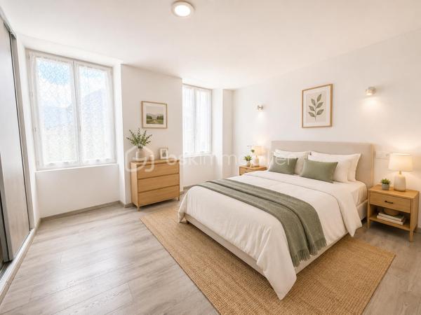 Située en plein cœur de Vinay (38470), cette maison de village d'environ 97 m² offre un fort potentiel pour un projet mixte habitation/commerce.

Le rez-de-chaussée est composé d'un local commercial avec vitrine sur rue. À noter que la destination commerciale ne peut pas être modifiée.

Agencement

Rez-de-chaussée :

Local commercial avec vitrine
Cave en sous-sol

1er étage :

Grande pièce de vie lumineuse avec cuisine ouverte et salon

2ème étage :

Une chambre
Salle de bains
WC indépendant

Combles aménagés :

Une deuxième chambre
Les + du bien
✅ Toiture entièrement refaite en 2024
✅ Isolation des combles réalisée en 2025
✅ Fenêtres et Velux neufs
✅ Fibre optique installée
✅ Cave
✅ Belle luminosité
✅ Idéal pour une activité commerciale avec logement au-dessus

Les travaux récents (toiture, isolation et menuiseries) permettent de bénéficier d'un bien déjà largement rénové sur les postes les plus importants.

Information importante : Afin de permettre aux acquéreurs de mieux se projeter, certaines photos meublées ont été réalisées grâce à l'intelligence artificielle (home staging virtuel). Les photos non meublées représentent l'état réel des pièces.

Pour plus d'informations ou pour organiser une visite, n'hésitez pas à me contacter.
