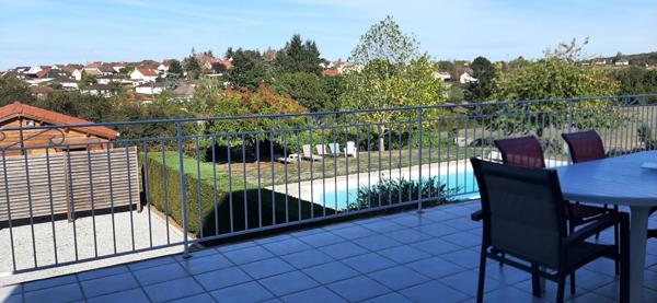 MAIGNIFIQUE MAISON RÉNOVÉE AVEC PISCINE ET CHALET INDÉPENDANT DANS QUARTIER PRISÉ DE GUEUGNON (71)