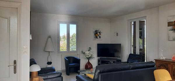 MAIGNIFIQUE MAISON RÉNOVÉE AVEC PISCINE ET CHALET INDÉPENDANT DANS QUARTIER PRISÉ DE GUEUGNON (71)