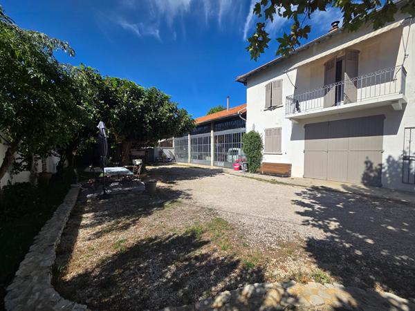 Villa 7 pièces à vendre à Avignon avec atelier 120m² et garage 75m² sur une parcelle de 663m²