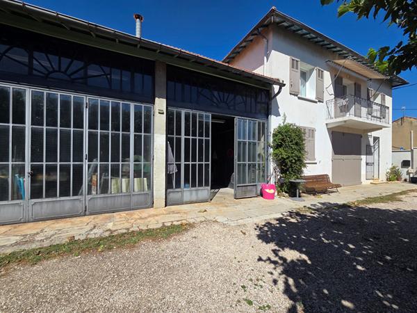 Villa 7 pièces à vendre à Avignon avec atelier 120m² et garage 75m² sur une parcelle de 663m²