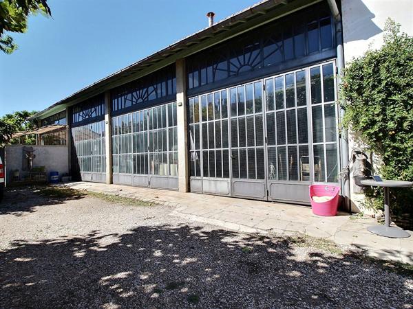 Villa 7 pièces à vendre à Avignon avec atelier 120m² et garage 75m² sur une parcelle de 663m²