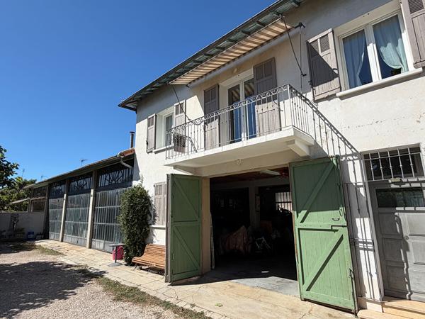 Villa 7 pièces à vendre à Avignon avec atelier 120m² et garage 75m² sur une parcelle de 663m²