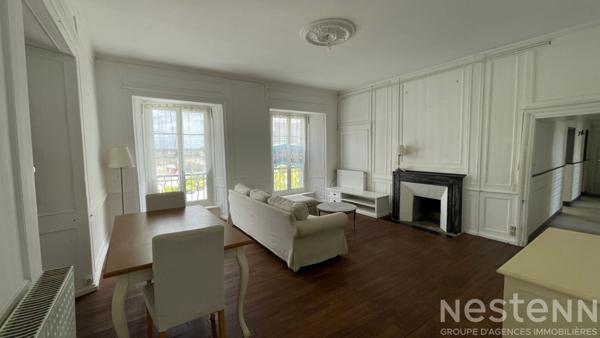 Volumes et caractère pour ce T4 en centre ville d'Auray