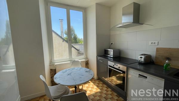 Volumes et caractère pour ce T4 en centre ville d'Auray